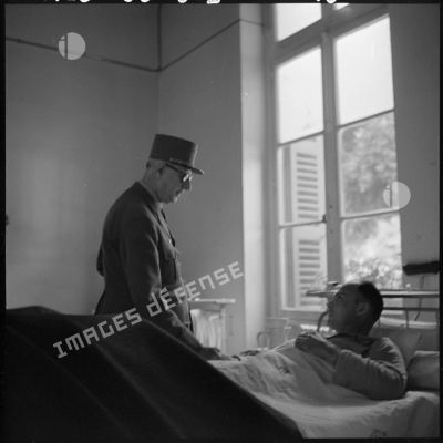 Hôpital Maillot d'Alger. Visite du général de Gaulle.