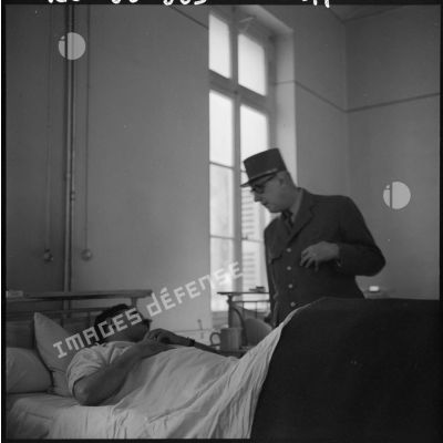 Hôpital Maillot d'Alger. Visite du général de Gaulle.
