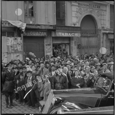 Alger. La foule regarde passer le convoi du général de Gaulle.