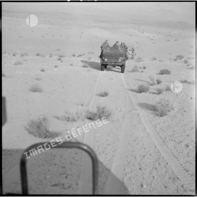 El-Hadjira. Essais de véhicules par la compagnie saharienne portée des Oasis.