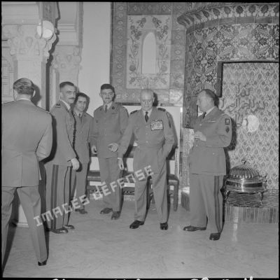 Alger. Réception au palais d'été, organisée par le général Salan.
