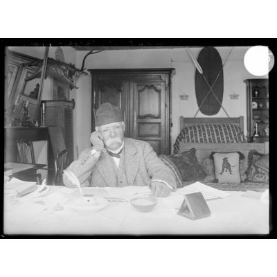 Clemenceau, dans sa chambre à coucher à Bélébat en Vendée. [légende d'origine]