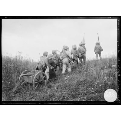 En pays reconquis, défilé d'artillerie, Oise, 1917. [légende d'origine]