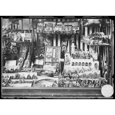 Devanture d'un marchand de jouets à Sarrebruck, novembre 1918. [légende d'origine]