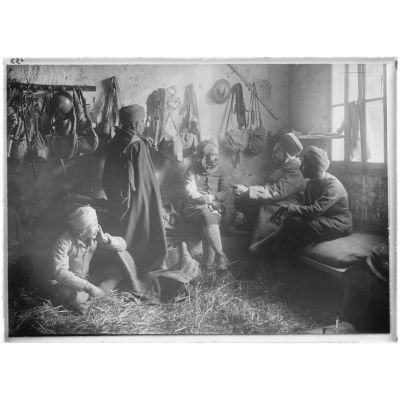 Spahis cantonnés dans une grange. Oise, 1917. [légende d'origine]