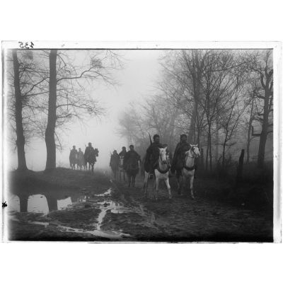 En reconnaissance dans le brouillard de l'Oise. Spahis. Oise, 1916. [légende d'origine]