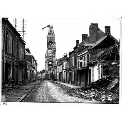 [Rue et basilique en ruines à Albert dans la Somme].