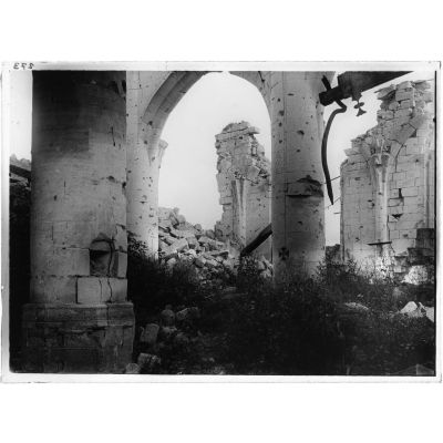 [Eglise en ruines, les colonnes toujours debout.]