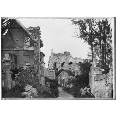 [Village et église en ruines.]