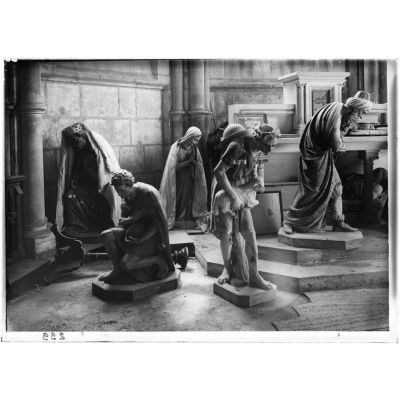 Cathédrale de Soissons. Les Saints de la Crèche relégués dans une chapelle latérale pendant les bombardements. 1918. [légende d'origine]