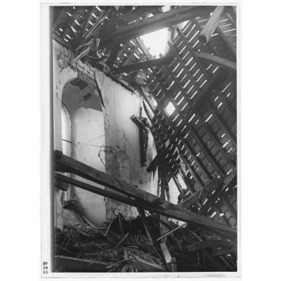 [Débris à l'intérieur d'une église partiellement détruite, le toit effondré.]