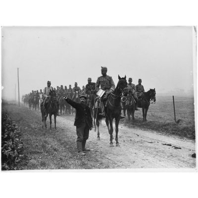 Chasseurs à cheval en reconnaissance. Somme, 1914. [légende d'origine]