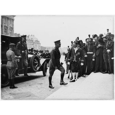 Le Général PERSHING entre au Palais de Versailles pour la signature du traité de paix. 1919. [légende d'origine]