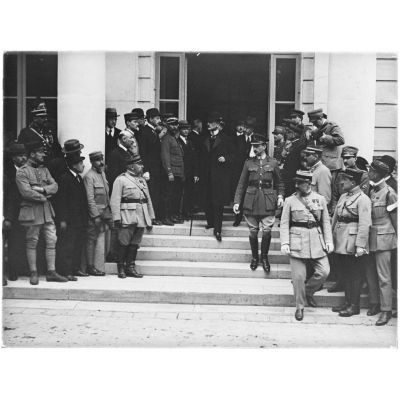Plénipotentiaires allemands (à leur tête M. Brokdorf-Rantzau) quittant l'hôtel où leur a été remis le traité de paix. Versailles, 1919. [légende d'origine]