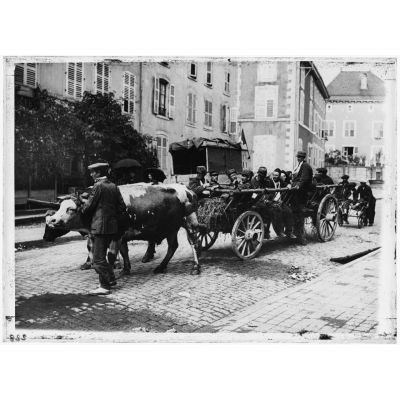 Convoi de blessés dans Bruyères. Vosges, août 1914. [légende d'origine]