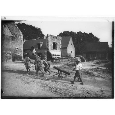 Gosses des pays reconquis qui défilent à l'artillerie, Oise, 1917. [légende d'origine]