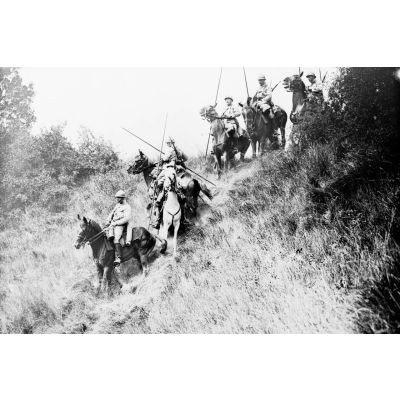 La cavalerie s'entraîne aux passages difficiles. Aisne, 1917. [légende d'origine]