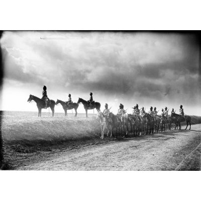 Au crépuscule. Chasseurs à cheval (av. casque, caval. lég.), 1918. [légende d'origine]