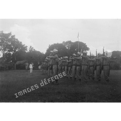 [Indochine française, 9 septembre 1946. Le général Zinovi Pechkoff dans le camp de la 13e demi-brigade de la Légion étrangère à Gia Dinh.]