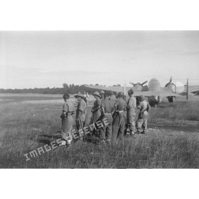 [10 septembre 1946. Arrivée à Siem Reap. C'est avec le Ventura personnel de l'amiral d'Argenlieu que le général Zinovi Pechkoff s'est rendu en 70 minutes de vol depuis Saigon jusqu'à Siem Reap.]
