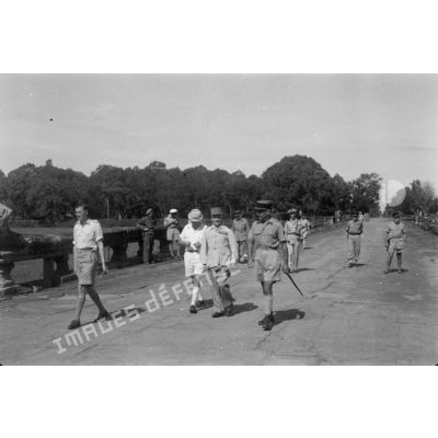 [Angkor Vat, 10 septembre 1946. Conduit par Maurice Glaize (à gauche) et le capitaine de Sairigné (à droite), le général Zinovi Pechkoff et les visiteurs s'avancent vers le temple.]