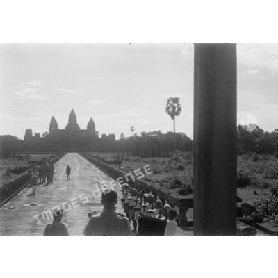 [Une visite d'autorités à Angkor Vat le 10 septembre 1946.]