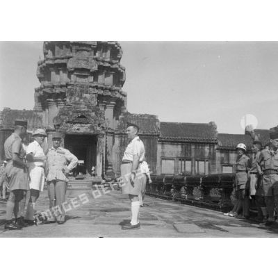 [Une visite d'autorités à Angkor Vat le 10 septembre 1946. Pont sur les douves devant une entrée d'un des quatre points cardinaux.]