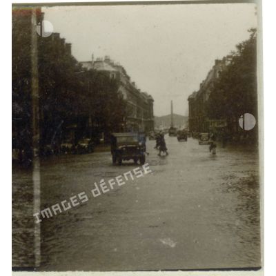 [Paris, la rue Royale, en août 1945.]