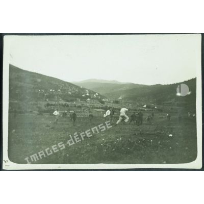 15. [Macédoine, 1918. Partie de football au campement.]