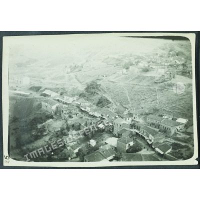 25. [Macédoine, 1918. Vue panoramique d'une ville prise en plongée depuis un point d'observation élevé.]