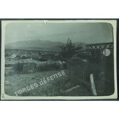 26. [Macédoine, 1918. Pont métallique détruit.]