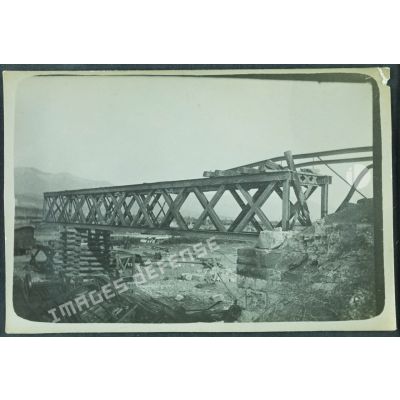 27. Macédoine Orientale. Pont de Mirotchfé, la seule poutre métallique qui reste. [Signé] Recouppé. [légende d'origine]