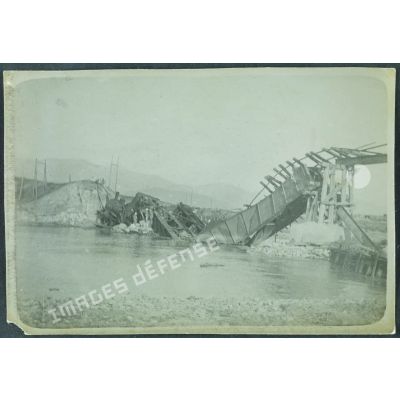 28. Macédoine Orientale. Pont de Mirotchfé, les machines à l'eau. [Signé] Recouppé. [légende d'origine]
