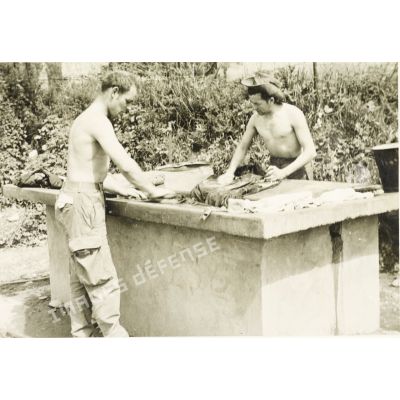 [Deux soldats lavent leur uniforme dans un lavoir en Algérie, 1954-1962.]