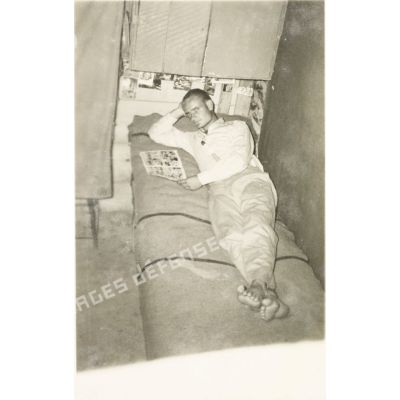 [Soldat lisant sur son lit en Algérie, 1954-1962.]