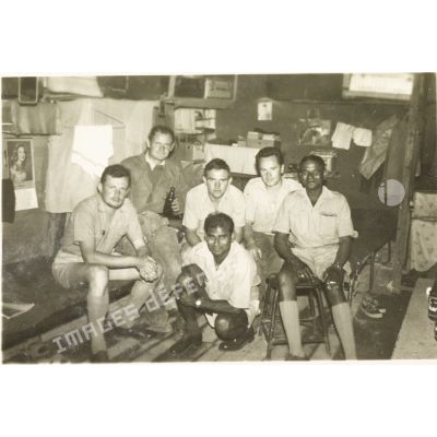 [Photographie de groupe de soldats dans une chambrée en Algérie, 1954-1962.]