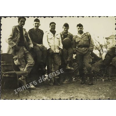 [Portrait de cinq soldats en Algérie, 1954-1962.]
