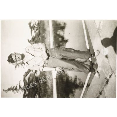 [Portrait de l'appelé du contingent Raymond Le Gall posant devant une piscine en Algérie, 1958.]