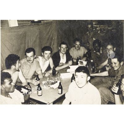 [Soldats français attablés avec des bières en Algérie, 1958.]