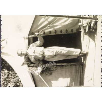 [Portrait de l'appelé du contingent Raymond Le Gall à l'entrée d'une tente en Algérie, 1958.]