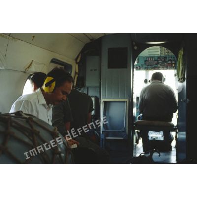 Portrait de Pierre Bayle conseiller technique pour la communication du ministre de la Défense dans un hélicoptère Mil Mi-17.