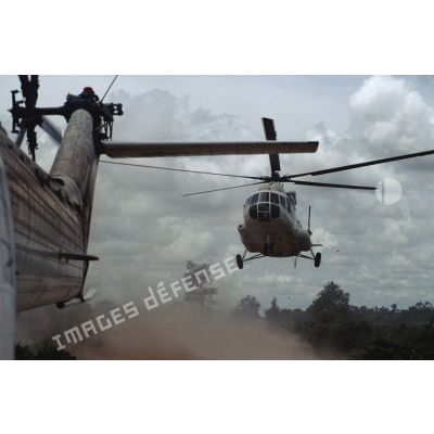 Décollage de deux hélicoptères Puma SA 330 aux couleurs de l'ONU près de Svay Chek lors de la visite du ministre de la Défense Pierre Joxe.