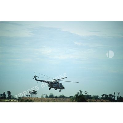 Hélicoptère Mil Mi-17 aux couleurs du Cambodge en vol.