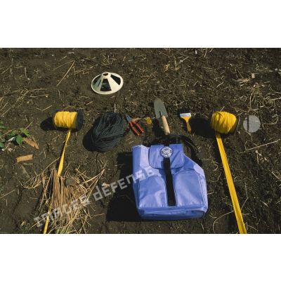 Présentation du kit de matériel de déminage fourni par l'APRONUC et destiné aux démineurs cambodgiens, qui contient les accessoires essentiels : corde, ruban, truelle, pinceau, pince coupante, balise.