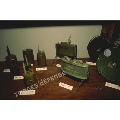 Présentation de différents modèles de mines rencontrés au Cambodge, notamment d'origine soviétique, américaine, chinoise ou vietnamienne.