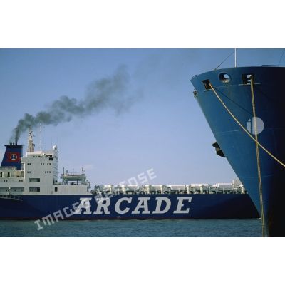 Le ferry Arcade Eagle qui transporte du matériel venant de France arrive au port de Sihanoukville.