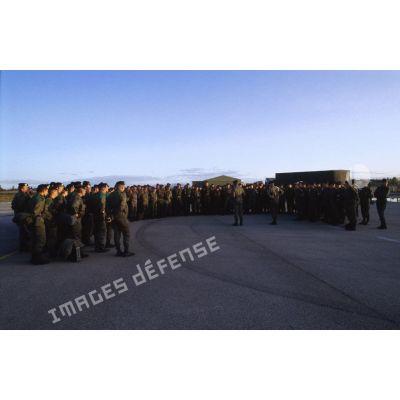 Rassemblement des troupes sur le tarmac de l'aérodrome d'Istres sous le commandement du colonel Bresse, chef de corps du 126e régiment d'infanterie (126e RI).