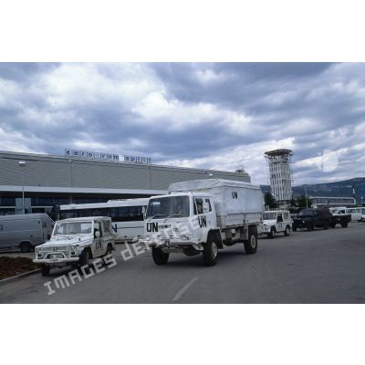 Peugeot P4 et camion aux couleurs de l'ONU devant l'aéroport du Split lors de l'arrivée des personnels de l'ONU et de la Brigade Multinationale Aquila (BMN) de la Force de Réaction Rapide.