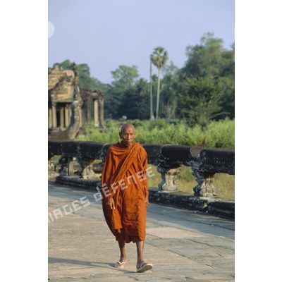 Un moine bouddhiste circulant à Angkor Vat.