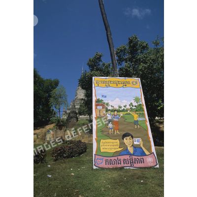 Affiche de sensibilisation aux élections de mai 1993 près de la stupa du Wat Phnom à Phnom Penh.